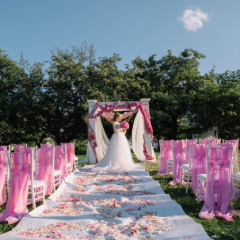 celeb-esküvő-virág-dekorá-ió-boldogságkapu-virág-kapu-esküvőre-bevonuló-szönyeg
