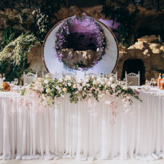 főasztal-dekoráció-esküvőre-egyszerű-letisztult-fehér-virág-dekoráció