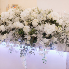 fehér-esküvői-dekoráció-főasztal-dekoráció-esküvőre-virág-díszités