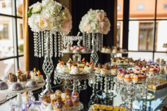 candi-bár-candy-bár-desszert-asztal-dekoráció-rendezvény-virág-dekoráció-esküvő