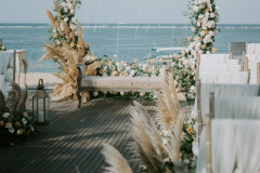 esküvői-dekoráció-szertartas-dekoráció-virág-kapu-menyasszony