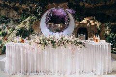 főasztal-dekoráció-esküvőre-egyszerű-letisztult-fehér-virág-dekoráció