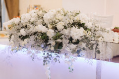 fehér-esküvői-dekoráció-főasztal-dekoráció-esküvőre-virág-díszités