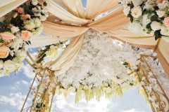 hüpe-virág-dekoráció-esküvői-virág-kapu