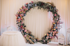 virágkapu-esküvő-virág-dekoráció