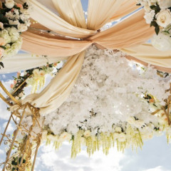 hüpe-virág-dekoráció-esküvői-virág-kapu
