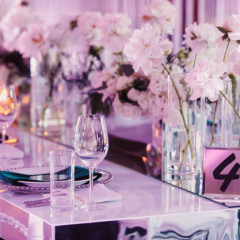 harmonikus-fehér-asztali-virágok-esküvőre