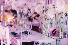 harmonikus-fehér-asztali-virágok-esküvőre