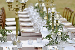 magas-arany-bronz-gyertyatartó-asztali-dekoráció-rendezvényre-virág